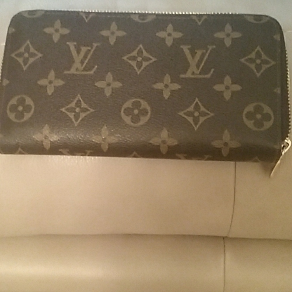 Louis Vouttion zipper wallet